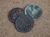 Plechy z radniční věže ve Znojmě posloužily k výrobě replik historických mincí.