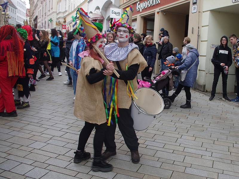 Průvod stovky veselých maškar centrem Znojma ohlásil závěr masopustního veselí.