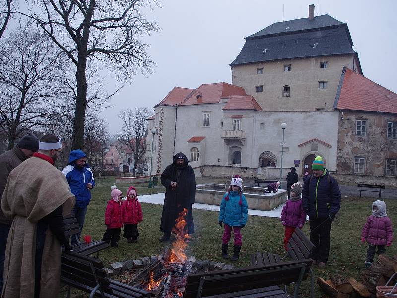 Desítky dětí v sobotu zamířily na miroslavský zámek. Zahrály si v pohádce o Dvanácti měsíčcích.