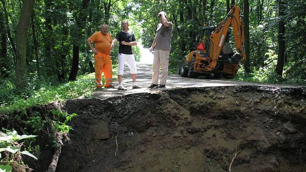 Po středeční bouřce se v Miroslavských Knínicích propadla silnice. 