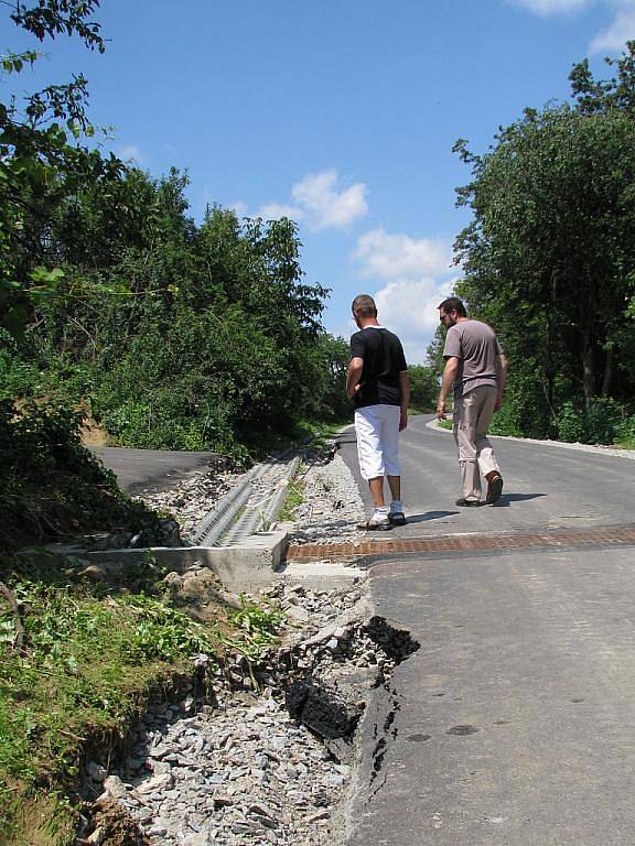 Po středeční bouřce se v Miroslavských Knínicích propadla silnice. 