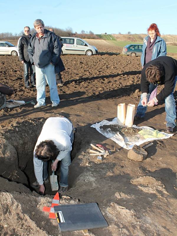 Dva amatérští hledači našli v poli u Hrušovan nad Jevišovkou stříbrné mince z doby Rakouska-Uherska. Mohlo jít až o dvacet kilogramů mincí.