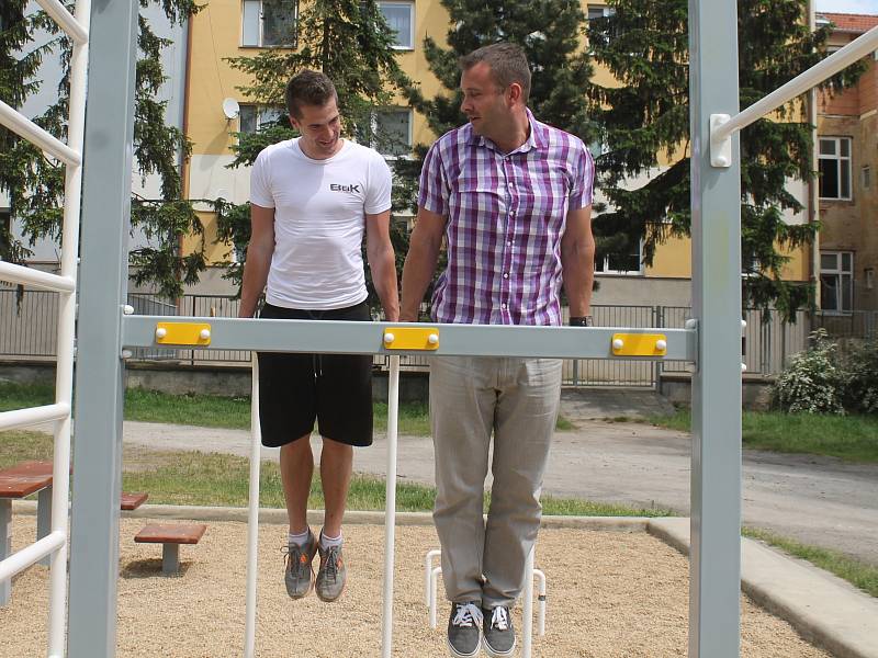 Nové znojemské street workoutové hřiště, které vzniklo pod širým nebem v Kolonce, ve vnitrobloku ulic Pražská a Slovenská. Vyzkoušet si jej přišli sportovci i představitelé radnice.