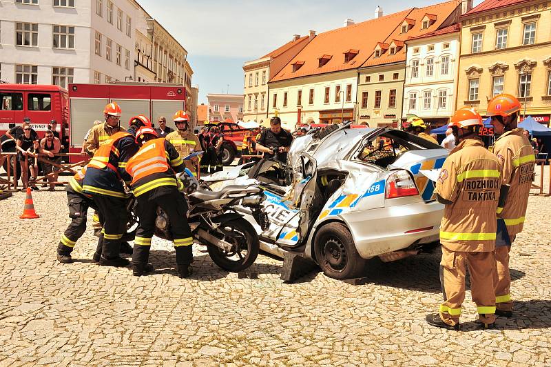 Krajská soutěž hasičů ve vyprošťování osob z havarovaných vozidel se uskutečnila v centru Znojma.