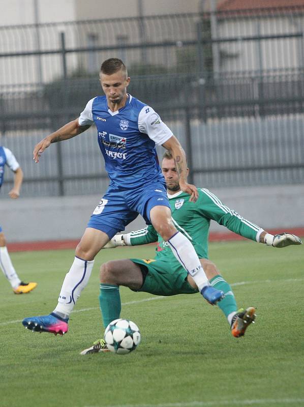 Naplnili roli favorita, ale dřelo to. Znojemští fotbalisté (v modrém) ve čtvrtém kole druhé ligy doma jednou přišli o vedení proti Frýdku-Místku, nakonec jej však dokázali přehrát 2:1.