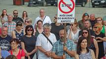 Na podporu požadavků spolku Milion chvilek pro demokracii a proti premiérovi Andrej Babišovi se na demonstraci ve Znojmě na Masarykově náměstí sešly v úterý přes dvě stovky lidí.