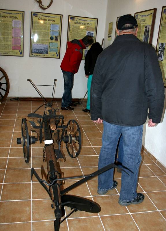 Smysluplné využití našli nedávno pro opuštěný objekt uprostřed vesnice v Tvořihrázi. Zchátralý zámeček proměnili v muzeum, které přibližuje vesnický vesnický život v minulosti.