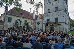 Obnova Státního zámku Uherčice na Znojemsku.  Dobročinný koncert festivalu Hudba Znojmo.