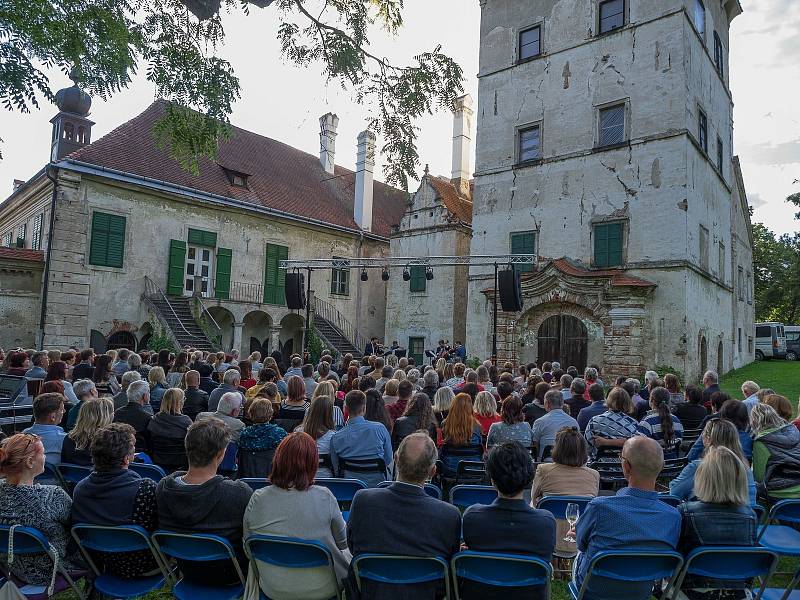Obnova Státního zámku Uherčice na Znojemsku.  Dobročinný koncert festivalu Hudba Znojmo.