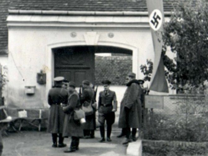 Převzetí budovy celnice německými vojenskými orgány a odchod českých vojáků, Hatě, říjen 1938.