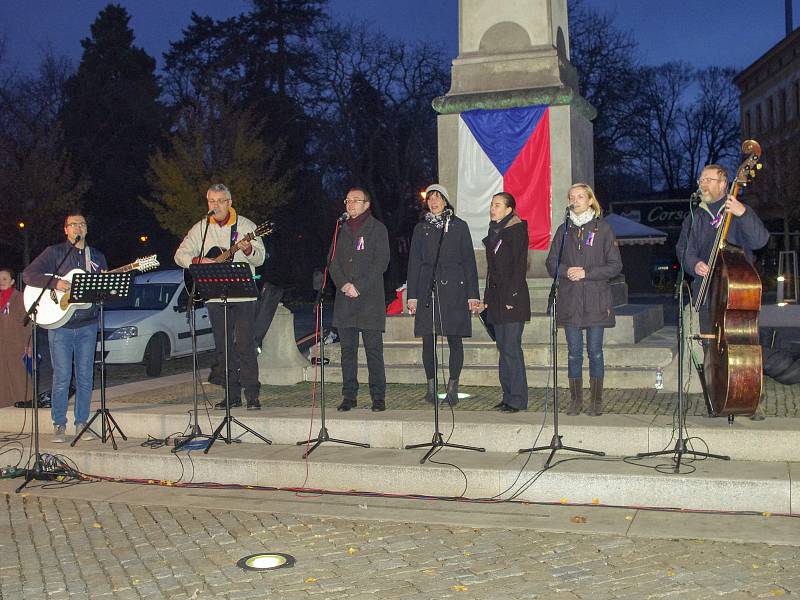 Třicet let svobody si v neděli v podvečer ve Znojmě připomělo na tisíc účastníků shromáždění na Komenského náměstí.