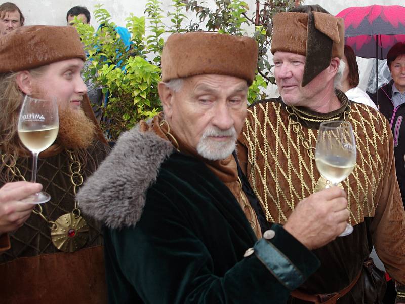 Tradiční Znojemské historické vinobrani ovládlo v pátek centrum města.K oblíbeným částem programu patří otevírání mázhausů.