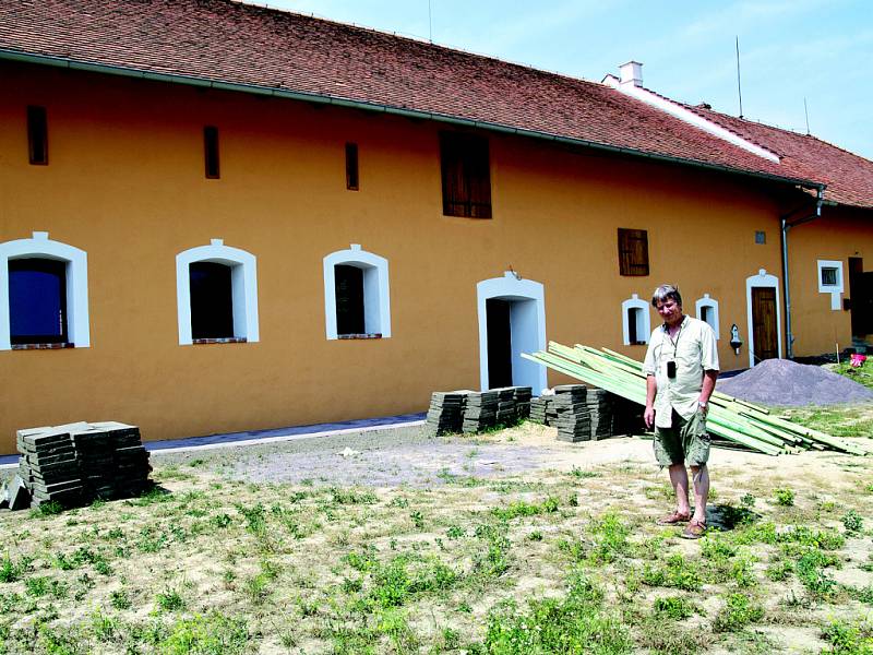 Do dvou týdnů chtějí archeologové pod vedením Bohuslava Klímy otevřít první výstavku v opraveném hospodářském stavení v areálu statku hradišťského probošství. Bývalou stáj opravovali převážně svépomocí zhruba deset let.