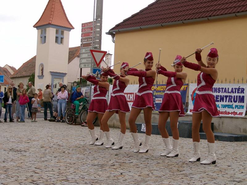 Vášniví řidiči mopedů měli sraz v Dobšicích u Znojma. Konal se tam čtvrtý ročník Sapík Cupu 2012.