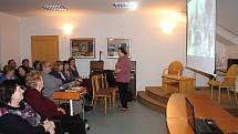 Zcela zaplněný konferenční sál znojemské knihovny v úterý bez dechu sledoval vyprávění sběratelky pohlednic Miloslavy Klimtové.