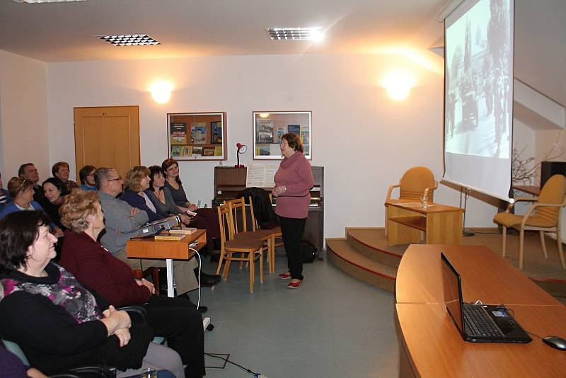 Zcela zaplněný konferenční sál znojemské knihovny v úterý bez dechu sledoval vyprávění sběratelky pohlednic Miloslavy Klimtové.