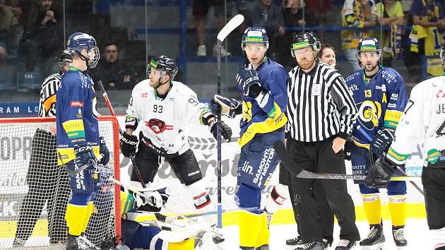 Hokejisté Znojma (v bílém) sehráli třetí kolo Chance ligy na domácím ledě proti Zlínu.