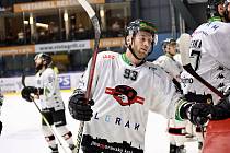 Znojemští hokejoví Orli (v bílém) prohráli v 19. kole Chance ligy na ledě Frýdku-Místku 3:5.