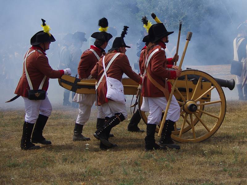 Na tři sta příznivců vojenské historie v rakouských a francouzských uniformách předvedlo ukázky z napoleonské bitvy u Znojma v roce 1809.