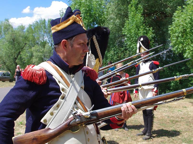 Na tři sta příznivců vojenské historie v rakouských a francouzských uniformách předvedlo ukázky z napoleonské bitvy u Znojma v roce 1809.