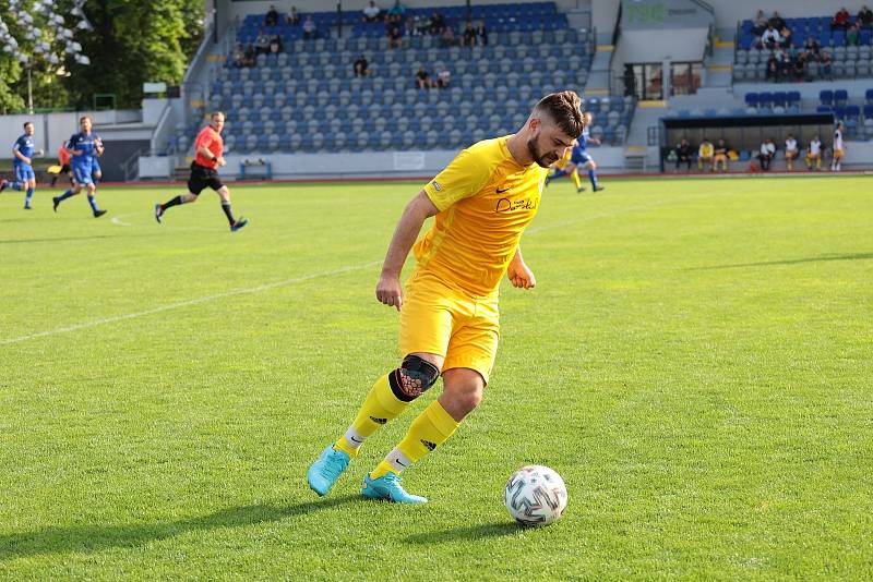 Druhý červnový pátek vyzvali v rámci finále okresního poháru fotbalisté Dobšic B (ve žlutém) celek Litobratřic, který porazili 4:1 a brali tak cennou trofej.