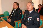 Ředitel znojemských profesionálních hasičů Ján Novosad a ředitel Vazební věznice Znojmo Vladimír Fronko