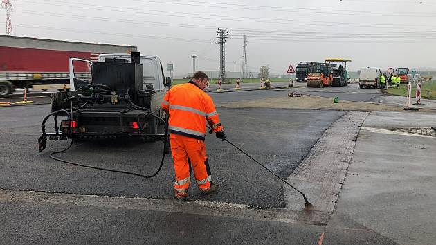 Silničáři končí opravu křižovatky silnic I/52 a II/395 u Pohořelic.