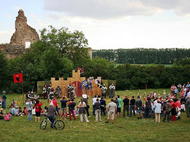 Sedmý ročník šermířského vystoupení oživil v sobotu zříceninu hradu v Žeroticích. 