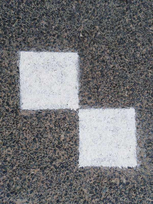 Také na jihomoravských silnicích se objevily záhadné bílé čtverce.