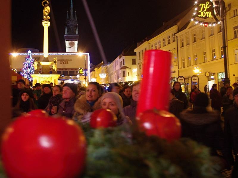 Na tři stovky lidí si přišly ve středu v podvečer zazpívat koledy s Deníkem na znojemské Masarsykovo náměstí. Tón udával pěvecký sbor při ZŠ Pražská.