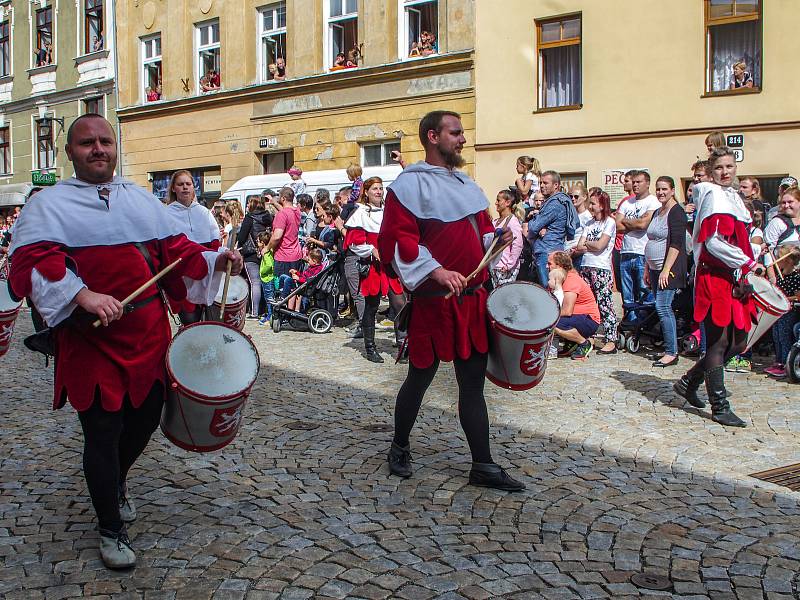 Druhým dnem vyvrcholilo v sobotu Znojemské historické vínobraní. Diváky přitahovala mimo jiné t. Diváky přitahovala mimo jiné tradiční historický průvod.