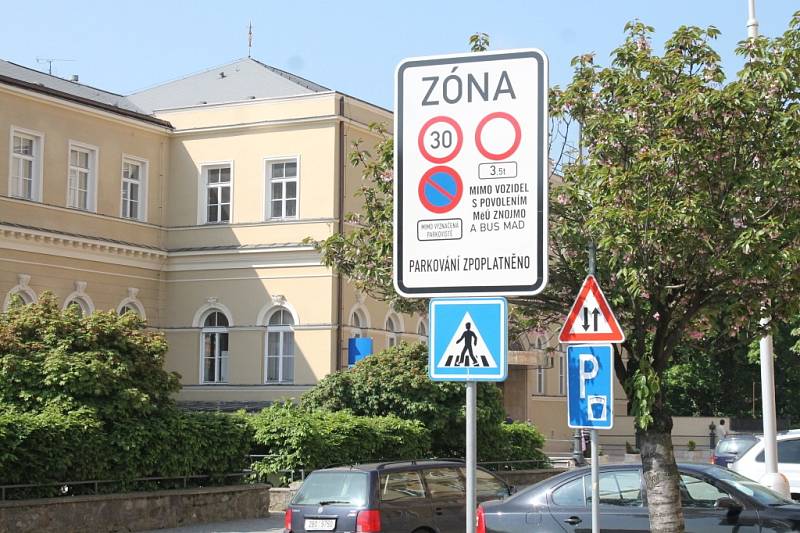 Zaparkovat ve Znojmě může být především pro řidiče z jiných obcí a měst poněkud problém.