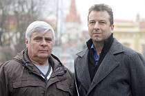 Otec a syn. Jan Mráka (vlevo) je bývalý dlouholetý šéf znojemské kriminálky, jeho syn Roman dnes pracuje v Brně na oddělení informační kriminality.