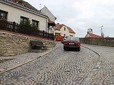 Navrhované změny a omezení v dopravě ve strmé ulici Napajedla ve Znojmě příslušnou komisí neprošly.