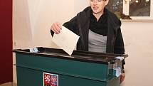 Patrně nejhezčí volební míst nost na Znojemsku mají voliči v Bohuticích. Otevřeli ji v tamní zámecké kapli. Za čtyři hodiny si do ní k urnám našlo cestu necelých šest desítek voličů.