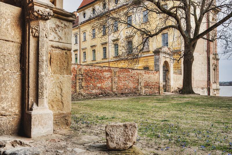 Procházka Centrem Louka, opravenou takzvanou starou školou ve znojemském Louckém klášteře.