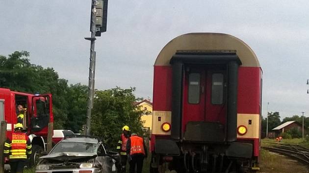 Je to přesně týden, co se na Znojemsku srazilo auto s vlakem. I tohle pondělní ráno došlo k podobné srážce. Tentokrát na železničním přejezdu u Moravského Krumlova. Po půl osmé ráno se tam srazil vlak s osobním autem. Jeho řidič utrpěl zranění.