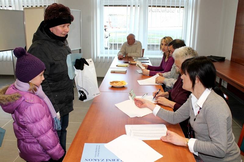 Během prvních hodin po otevření volebních místnosní přišly volit desítky lidí svého prezidenta také v Únanově na Znojemsku.