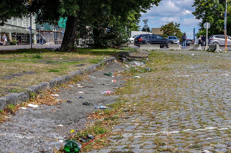 Cestující a kolemjdoucí si všímají nepořádku panujícího v blízkosti starého autubusového nádraží ve Znojmě. Po zemi se válí plastové lahve, kelímky od kávy a další odpadky.