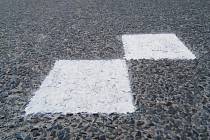 Na silnicích na Vysočině se objevily záhadné bílé čtverce. Víme, kdo a proč je kreslí a co znamenají.