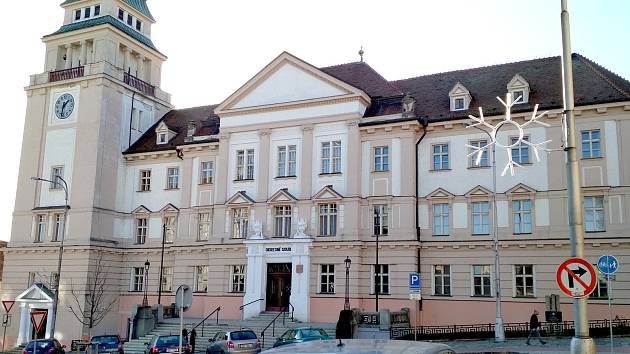 StB měla ve Znojmě sídlo v takzvaném krajzáku, dnes budově Okresního soudu ve Znojmě na Náměstí Republiky číslo 585/1.