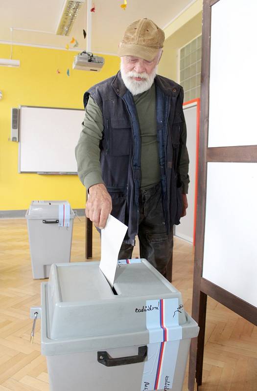 Úderem druhé hodiny odpolední se otevřely volební místnosti také v Základní škole Pražská ve Znojmě. Hned v prvních minutách přišlo několik desítek lidí. Jak ti starší, tak mladé rodiny s dětmi.