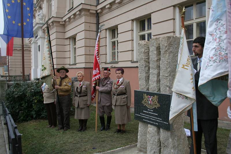 Republika se oslavovala ve dne i v noci