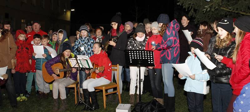 Přibližně stovka lidí od těch nejmenších po jejich babičky a dědy si přišla zazpívat koledy k vánočnímu stromu před kostelem svatého Josefa v Jevišovicích.