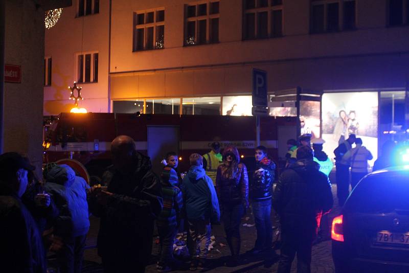 Zahájení adventu ve Znojmě narušilo nalezení podezřelého kufříku. Policie evakuovala ulici, která ústí k Hornímu náměstí.