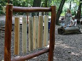 Přírodní dětský park ve znojemských Gránicích má nové atrakce. Například zvláštní hudební nástroj, takzvaný dendrofon, nebo speciální doskočiště.