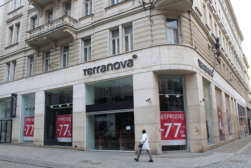 Zavřená prodejna oblečení v Masarykově ulici v historickém centru Brna, 13. března 2021.