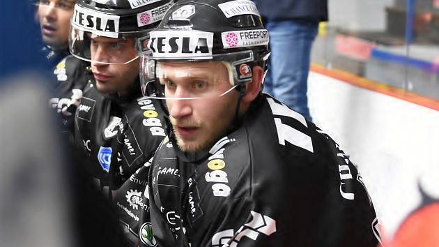 Znojemští hokejisté (černí) brali z Klagenfurtu dva body z prodloužení.