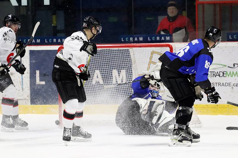 Znojemští hokejisté (bílí) porazili ve 21. kole na domácím ledě celek Havířova 8:3.