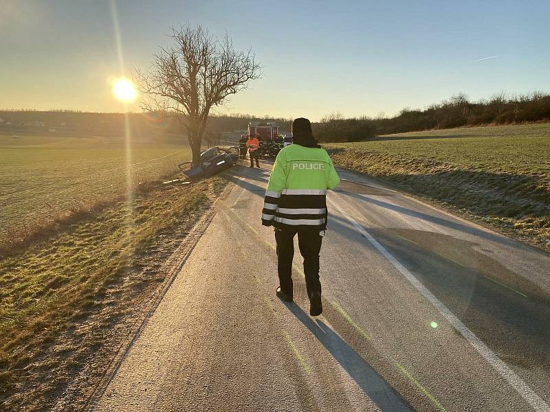 Následky tragické nehody na silnici mezi Lechovicemi a Boroticemi.